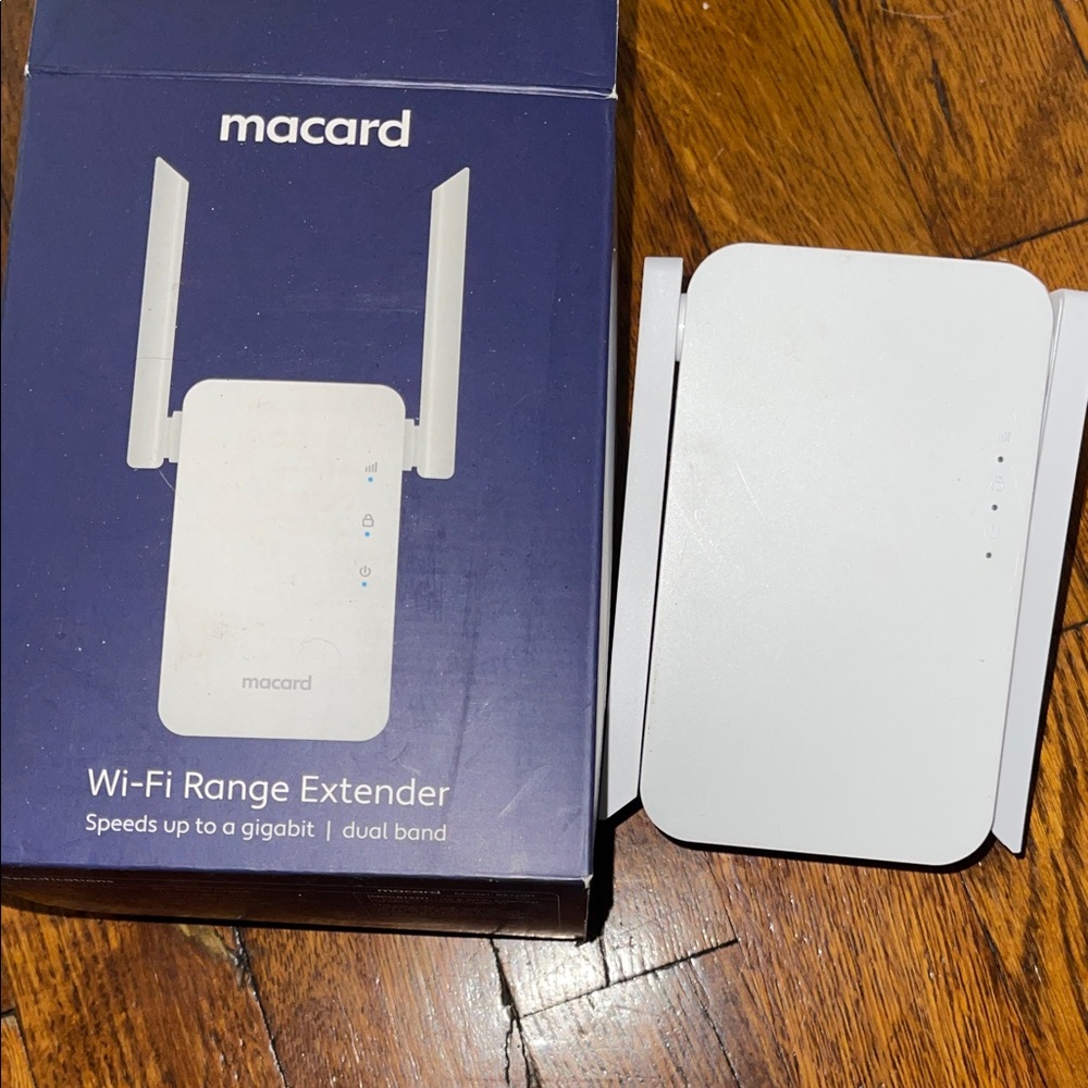 White Wi-Fi Range Extender